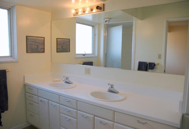 Building Photo - Fully Furnished Short Term Rental (March 7...