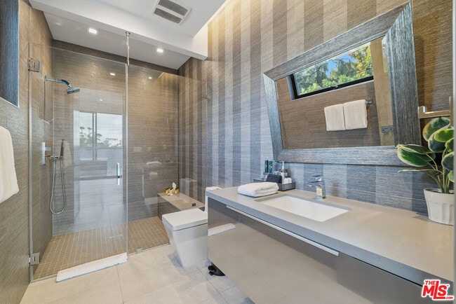 Building Photo - 5365 Vanalden Ave