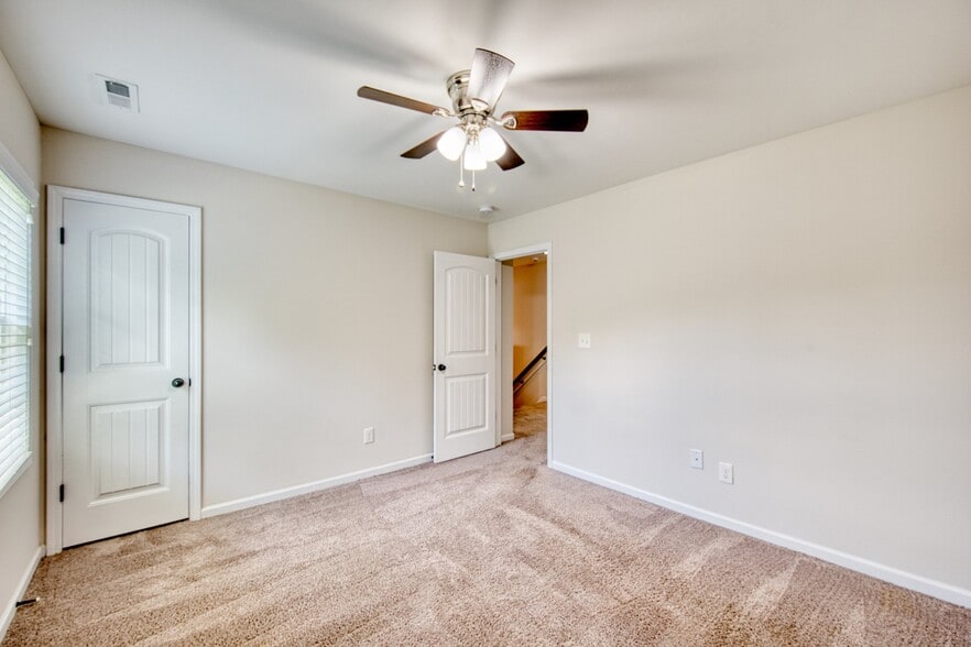 Building Photo - 305 E Webber Ln