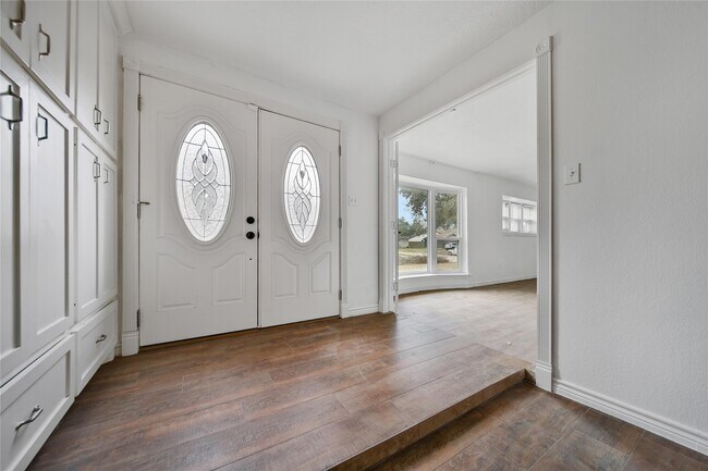 Building Photo - 501 Desert Aire Dr