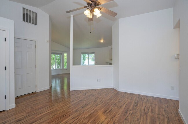 Building Photo - Exquisite 3-bedroom, 2-full bath Home in Puyallup