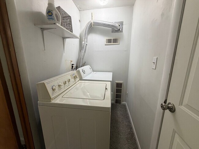 Building Photo - Adorable Home in Lowell School District