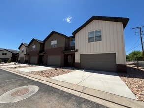 Building Photo - HURRICANE TOWNHOME FOR RENT!