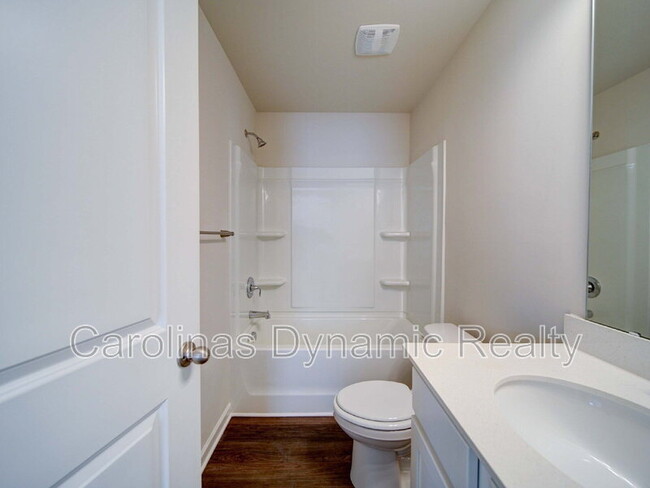 Building Photo - 914 S Battleground Ave