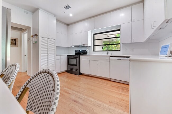 Building Photo - 8290 La Rampa St
