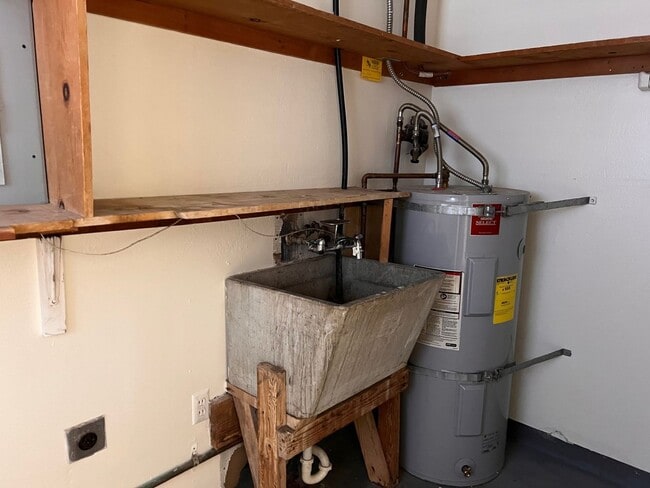 Building Photo - 3 Bedroom w/ Bonus Room on Westside Redding