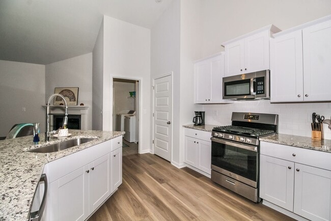 Building Photo - Lovely Furnished 3 bd/ 2 ba home