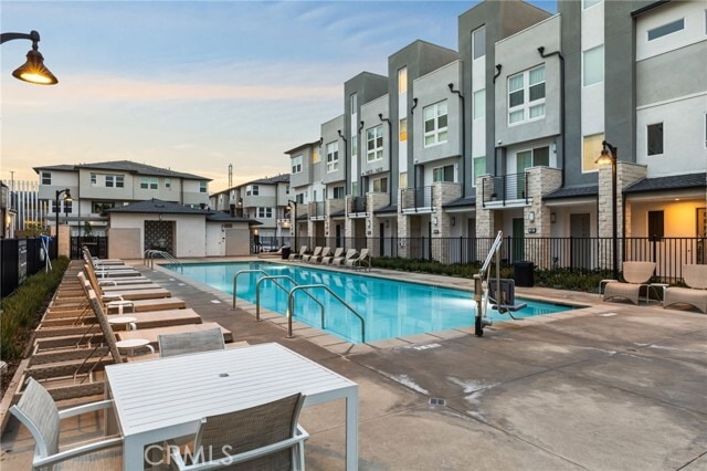 Building Photo - 1323 W Cara Dr