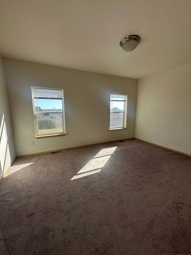 Building Photo - 5 Bedroom Home! Available now.