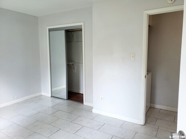 Building Photo - 1104 Parks Ave
