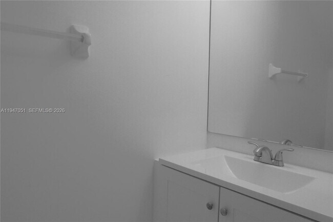 Building Photo - 1485 NE 33rd Rd