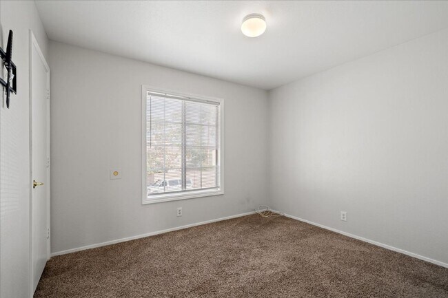 Building Photo - Contemporary 3 Bedroom With Luxurious Finishes