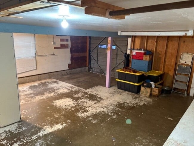 Building Photo - Charming home with large bedrooms