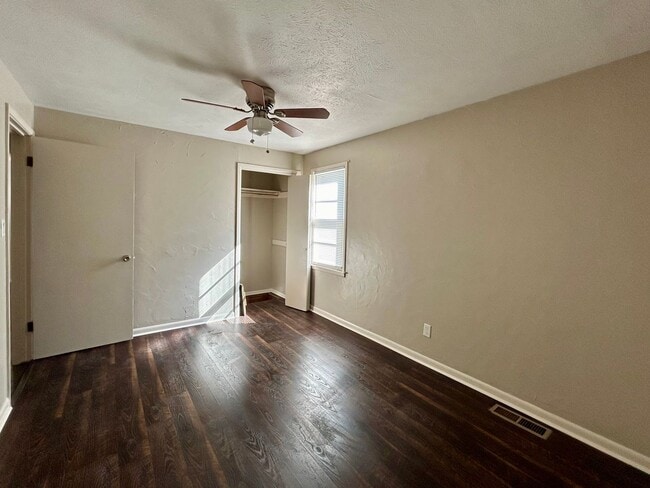 Building Photo - 2 Bedroom in SW Wichita, KS