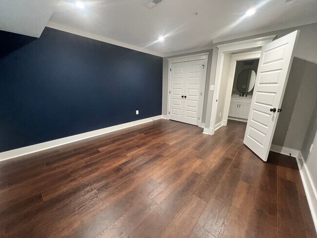 Building Photo - Stunning 4 BR/3.5 BA Single-Family Home in...