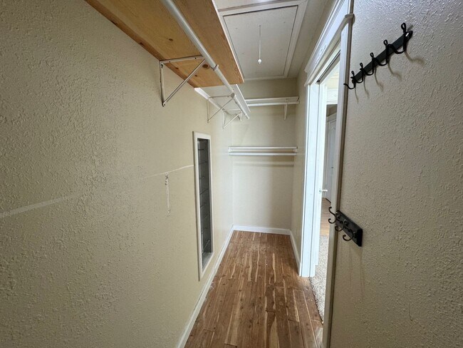 Building Photo - 2 Bedroom/1.5 Bathroom Townhouse Available in Union City!!