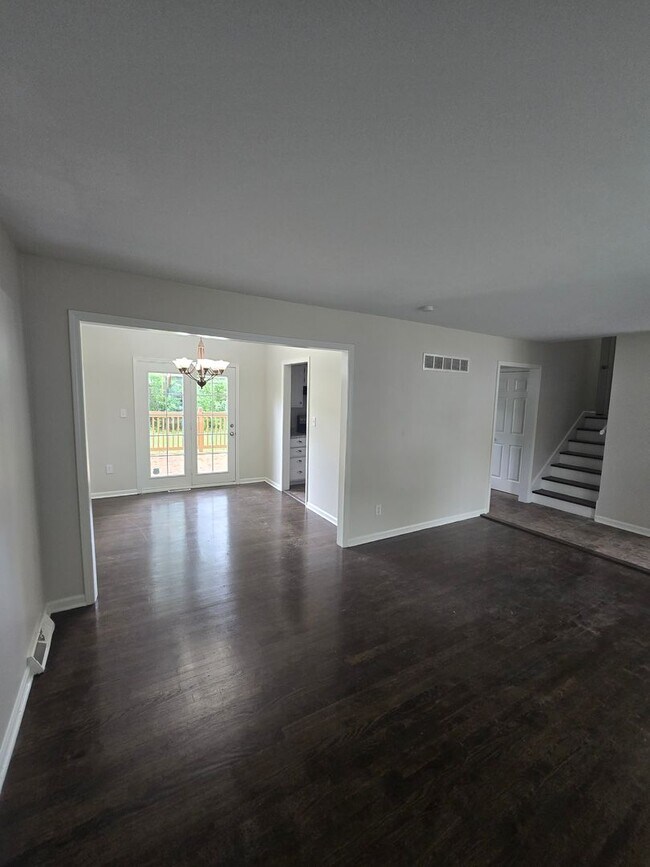Building Photo - 4 bedrooms 2 bedroom fenced in yard