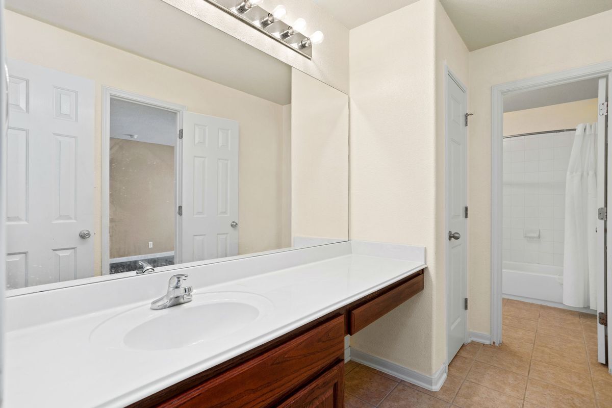 Building Photo - 3415 Highline Tr