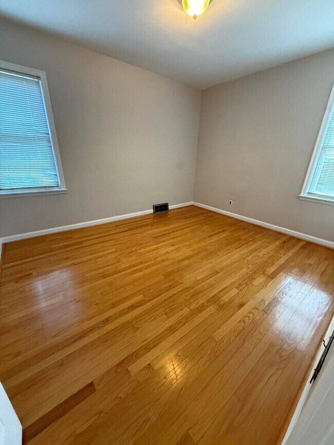 Building Photo - 1625 W Farnum Ave