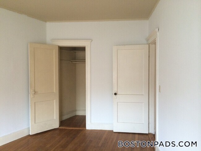 Building Photo - 137 Park Dr