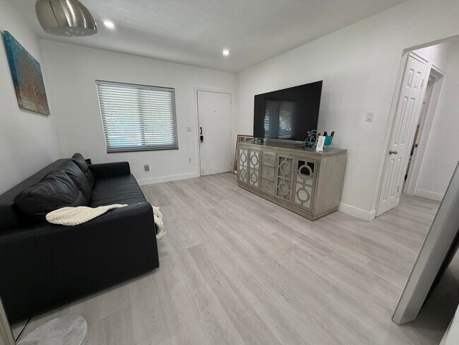 Building Photo - 801 NE 19th Ave