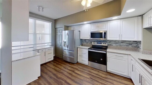 Building Photo - 6495 Shoreline Dr