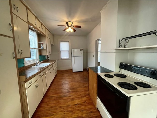 Building Photo - 4 bed 2 bath near UWEC available June 1st!...