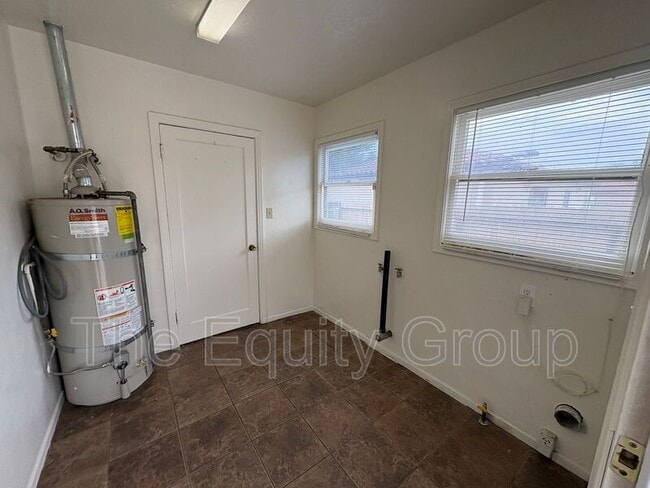 Building Photo - 309 W Noble Ave