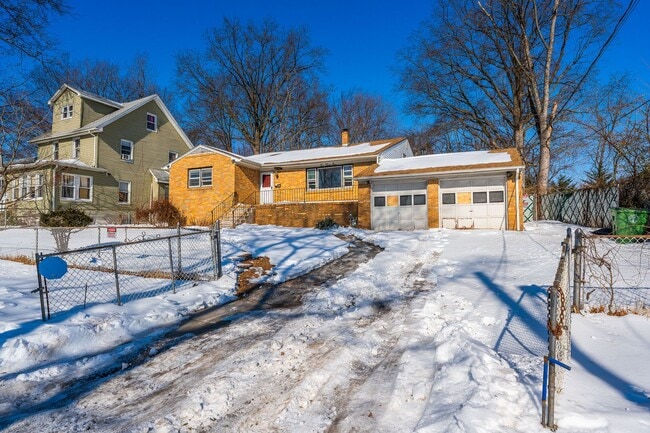 Building Photo - Huge House With Oversized Bedrooms!
