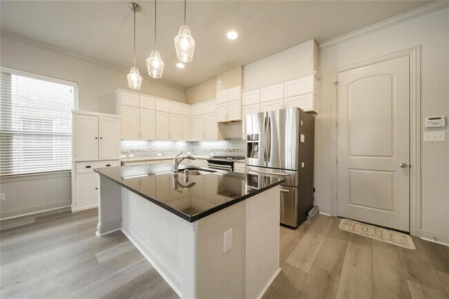 Building Photo - 2745 Troutt Dr