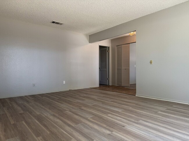 Building Photo - 3 bedroom/2 bathroom home AVAILABLE NOW!!!!