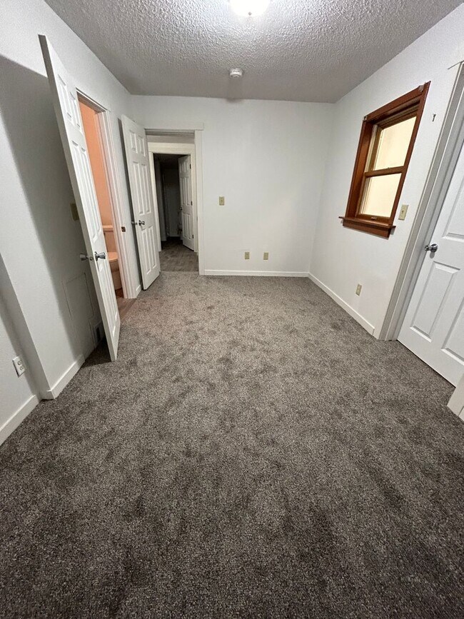 Building Photo - 3 Bedroom 2 Bathroom Apartment Near Gundersen