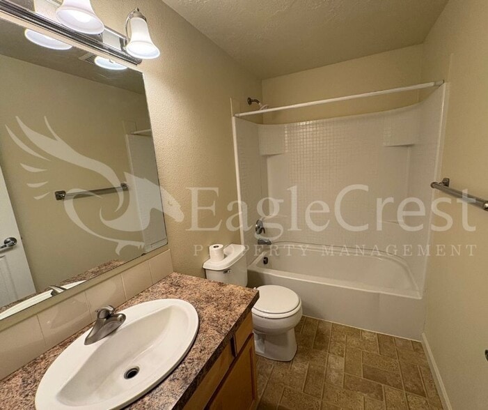 Building Photo - Two Bedroom Upstairs Unit in The Vineyards