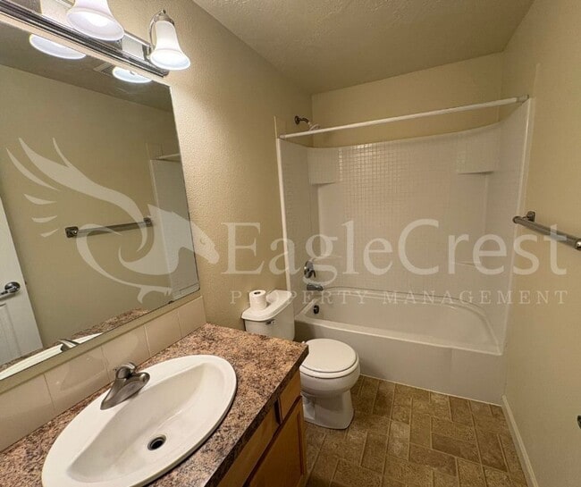 Building Photo - Two Bedroom Upstairs Unit in The Vineyards...