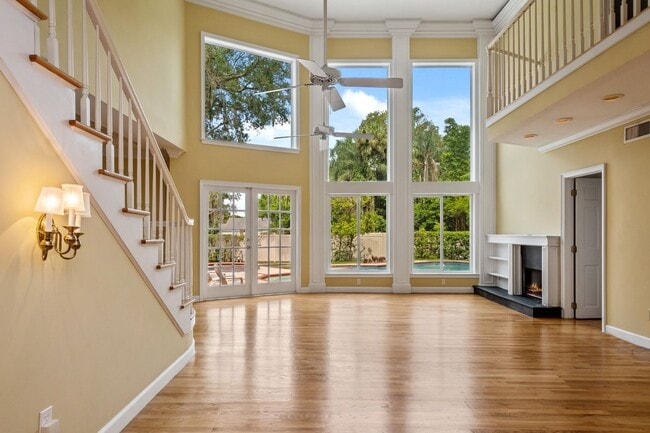 Building Photo - Winter Park Pool Home on half acre lot, st...