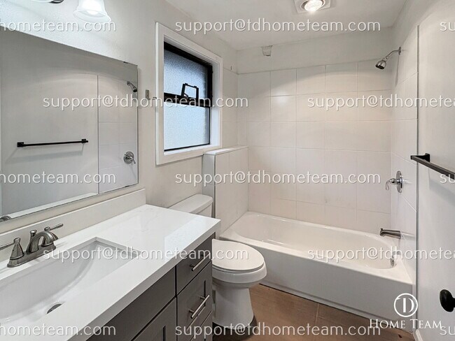 Building Photo - "Spacious 4-Bedroom Duplex with 2 Full Bat...