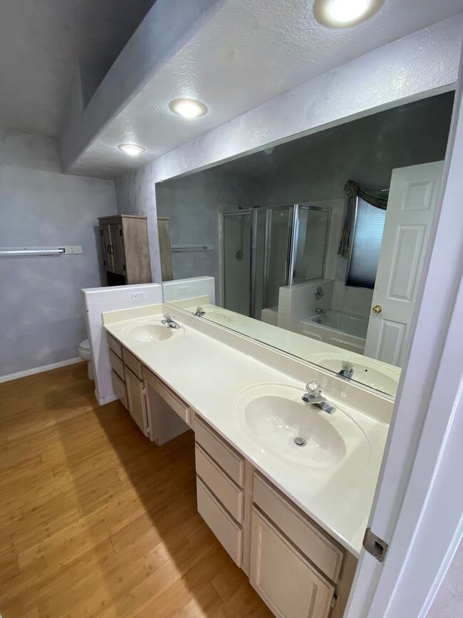 Building Photo - 4 bed/3 bath home located in Henderson