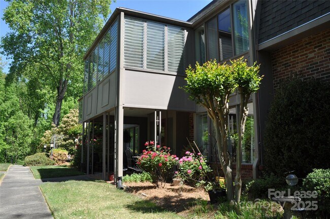 Building Photo - 305 Grady Ave