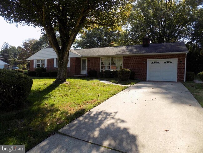 Building Photo - 1413 Cherokee Ln