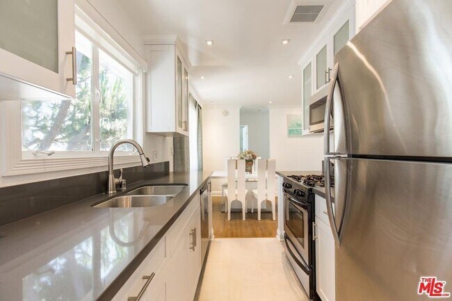 Building Photo - 140 San Vicente Blvd