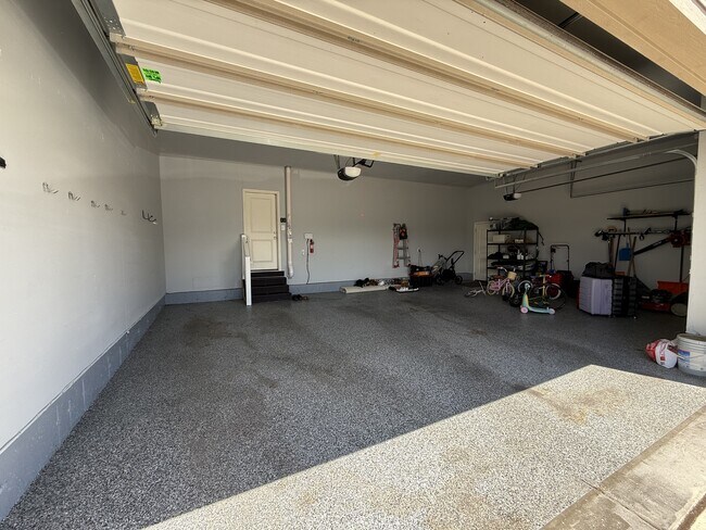 Building Photo - 744 W Ridgeline Dr