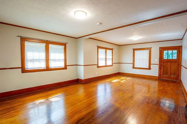 Building Photo - 3 Bedroom / 1 Bath Home with Washer/Dryer ...