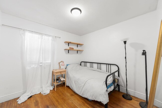 Building Photo - 3BD, 1BA Edgewater Home with Lard Back Yard and 2-Car Garage