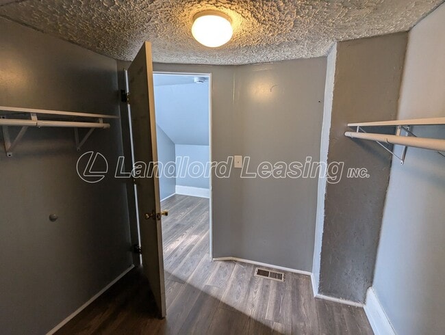 Building Photo - Cozy 2-Bedroom Home on a Beautiful Lot in Amherst!