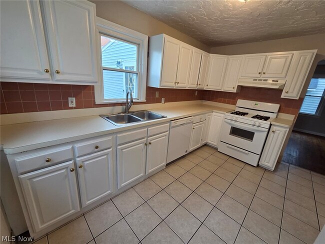 Building Photo - 4021 Bushnell Rd