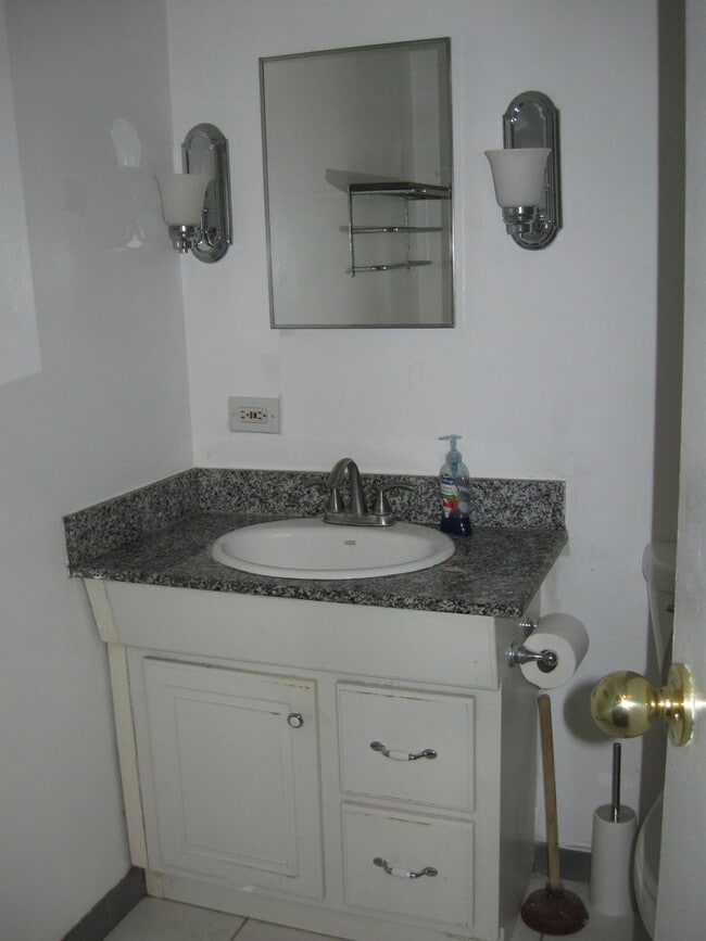 Building Photo - 1339 N Dearborn St