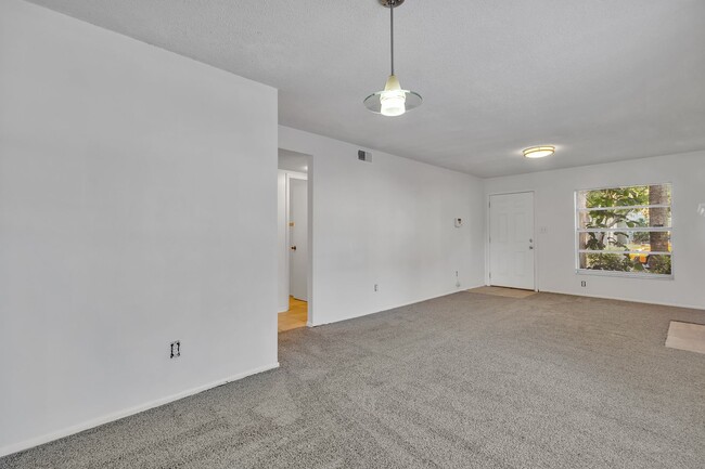 Building Photo - Beautiful 2/2 Condo close to the Orlando I...