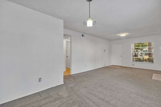Building Photo - Beautiful 2/2 Condo close to the Orlando International Airport. 1st floor.