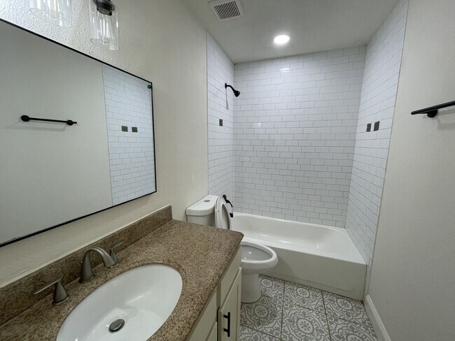 Building Photo - 204 Hosack St