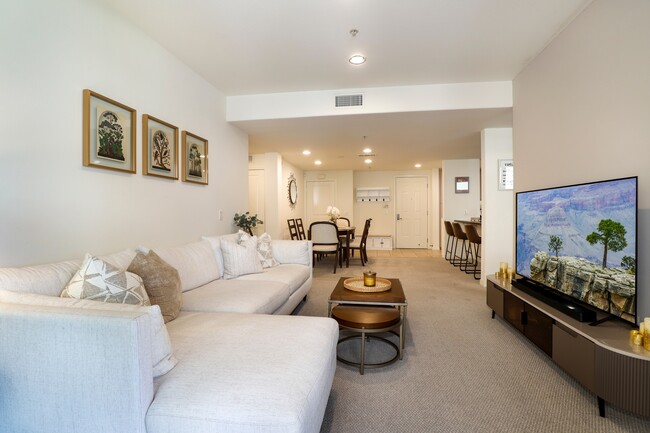 Building Photo - 931 E Walnut St